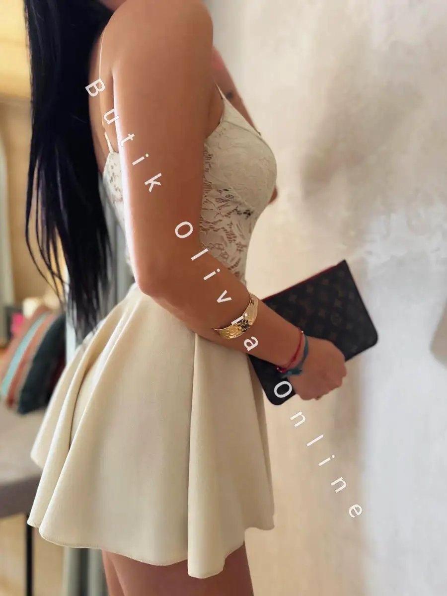 beżowy krótki elegancki kombinezon damski na cienkich ramiączkach ze spódnico-spodenkami i paskiem