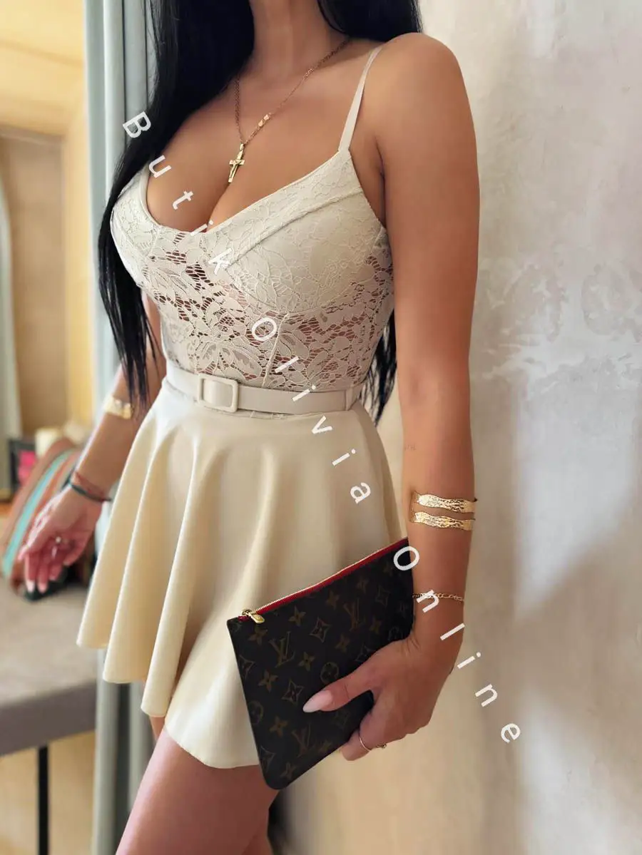 beżowy krótki elegancki kombinezon damski na cienkich ramiączkach ze spódnico-spodenkami i paskiem