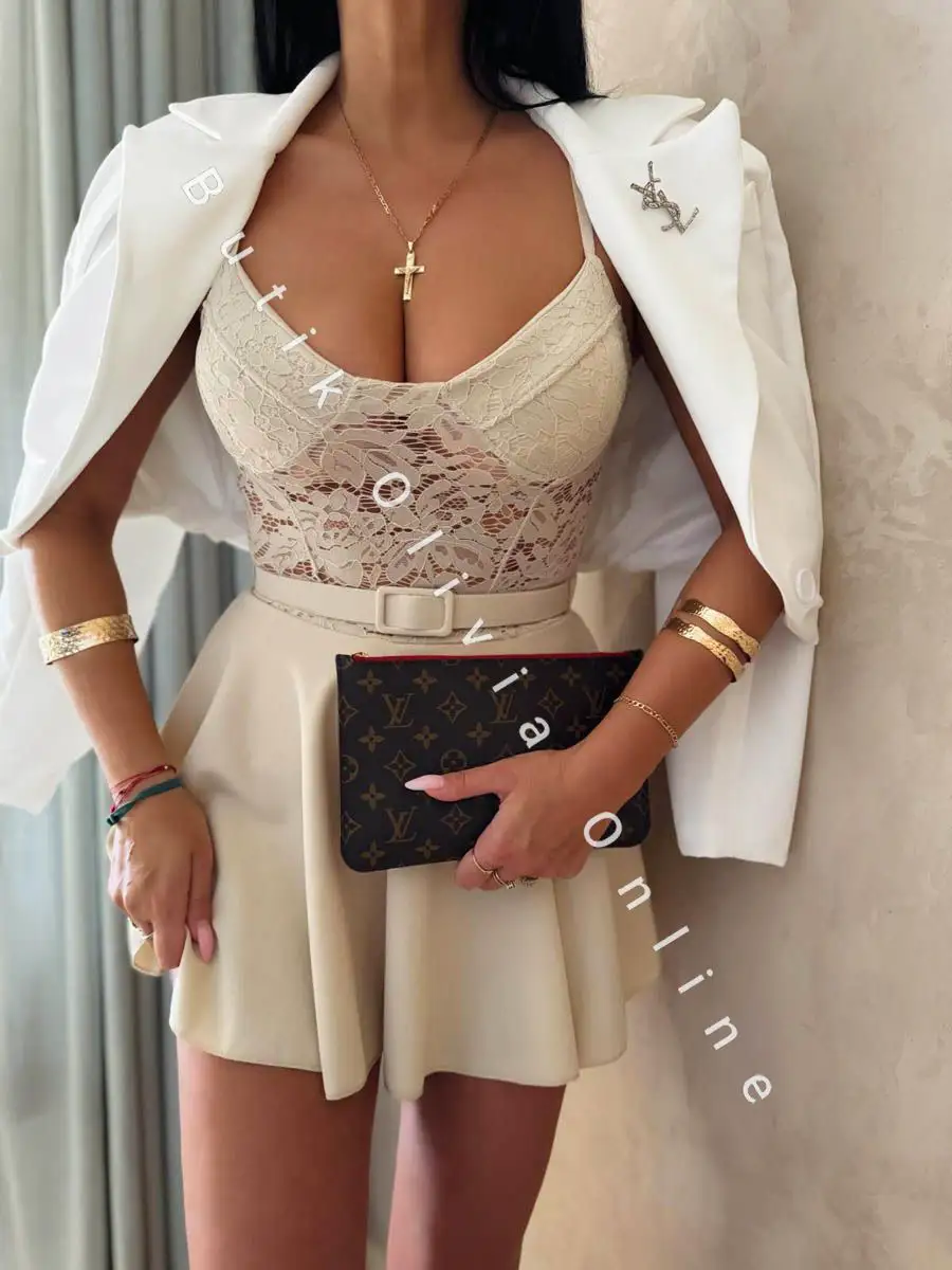 beżowy krótki elegancki kombinezon damski na cienkich ramiączkach ze spódnico-spodenkami i paskiem