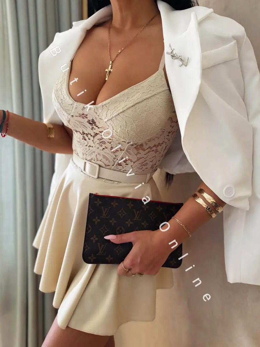 beżowy krótki elegancki kombinezon damski na cienkich ramiączkach ze spódnico-spodenkami i paskiem