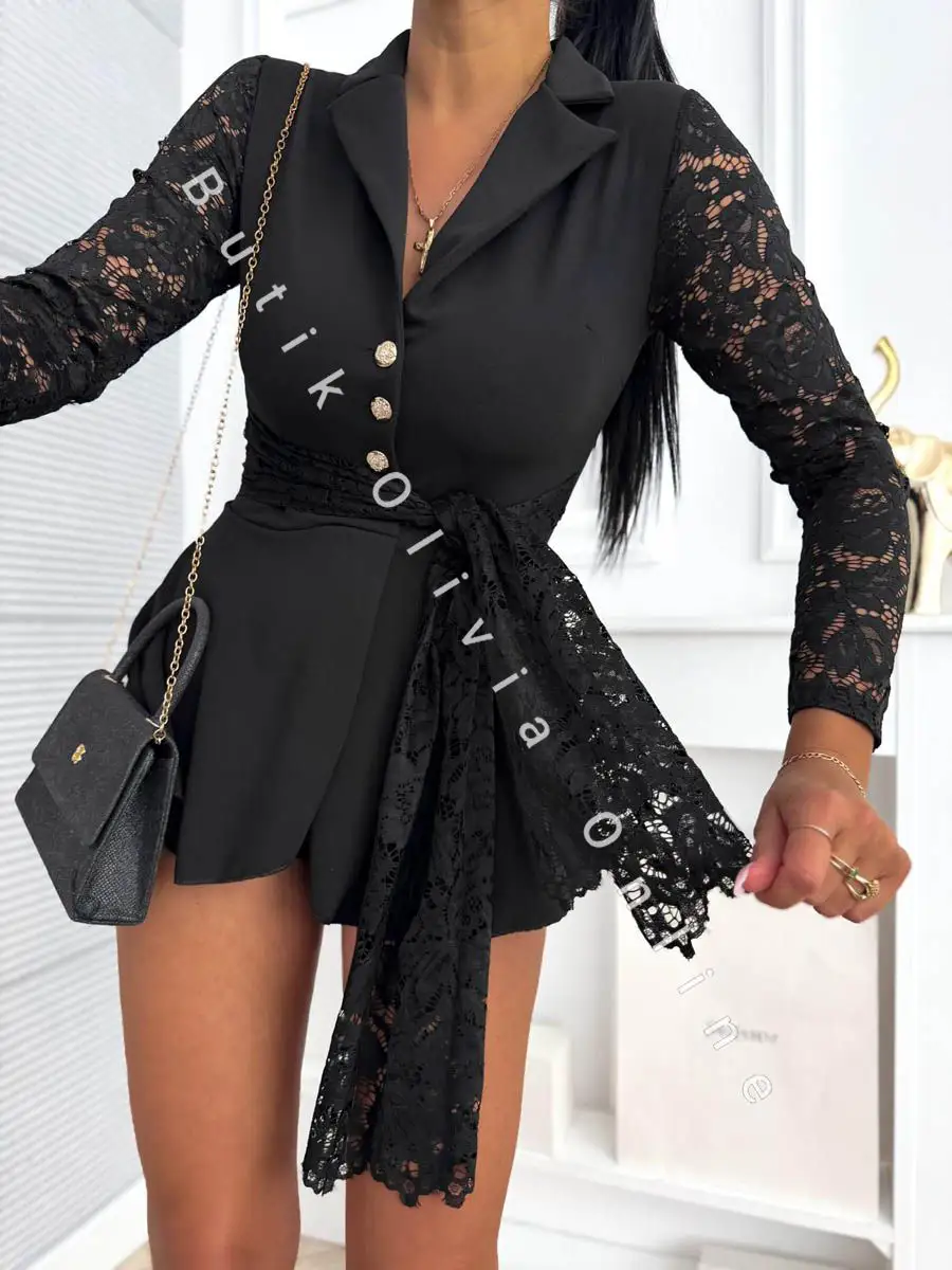 czarny kombinezon elegancki krótki z paskiem i koronkowymi rękawami oraz dekoltem V
