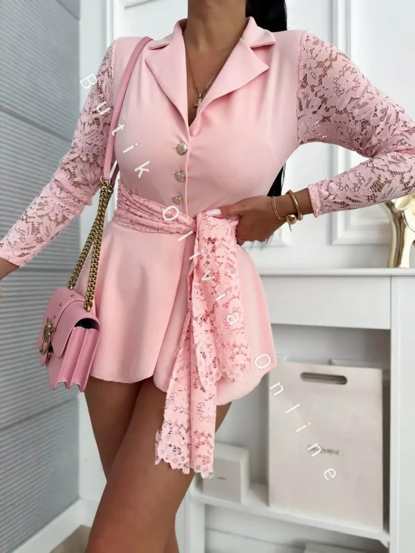 różowy kombinezon elegancki krótki z paskiem i koronkowymi rękawami oraz dekoltem V