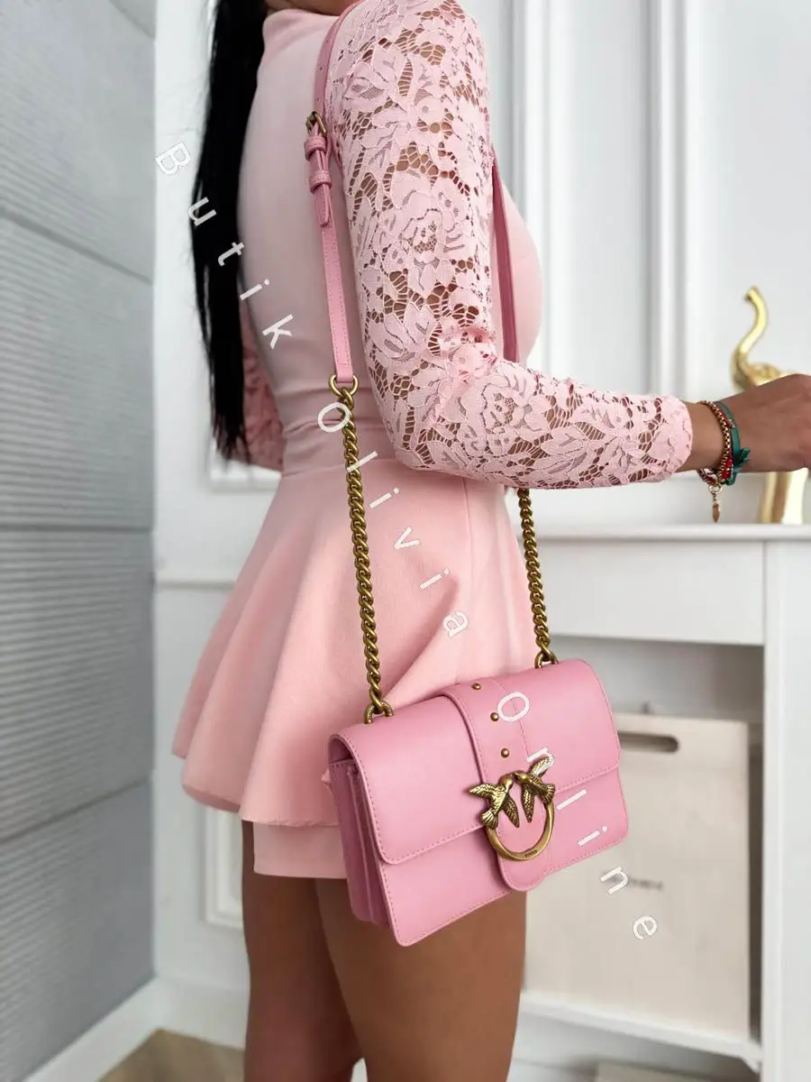 różowy kombinezon elegancki krótki z paskiem i koronkowymi rękawami oraz dekoltem V