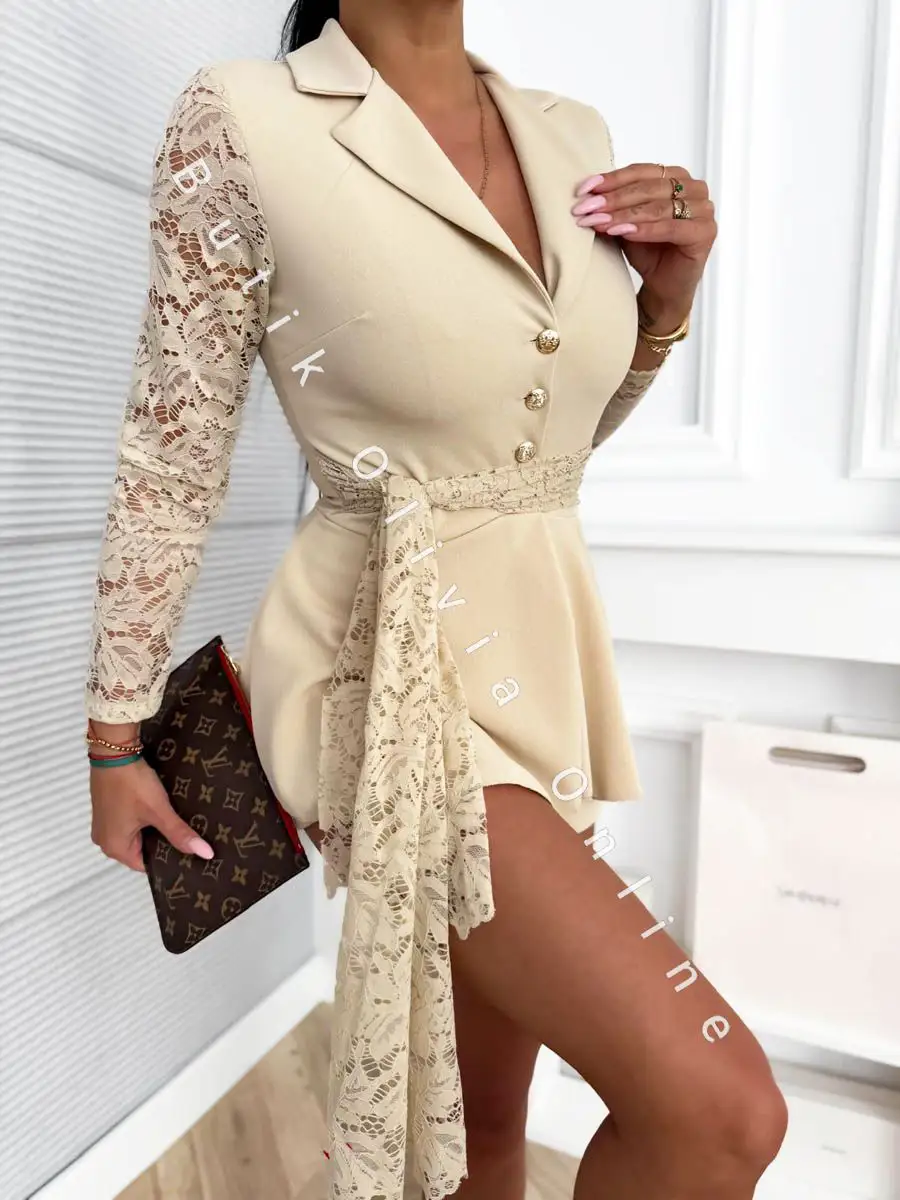 beżowy kombinezon elegancki krótki z paskiem i koronkowymi rękawami oraz dekoltem V