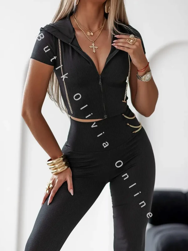 damski czarny komplet prążkowany bluzka na zamek z kapturem oraz legginsy z wysokim stanem i łańcuszkami na boku