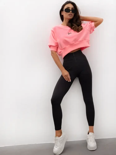 komplet krótka neonowo różowa bluza crop top z czarnymi modelującymi legginsami z wysokim stanem i zamkiem z przodu