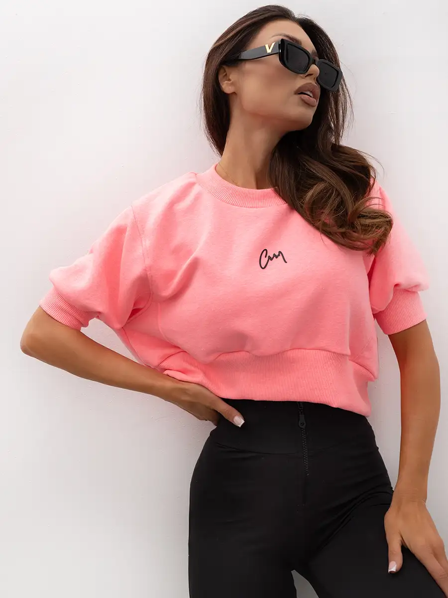 komplet krótka neonowo różowa bluza crop top z czarnymi modelującymi legginsami z wysokim stanem i zamkiem z przodu