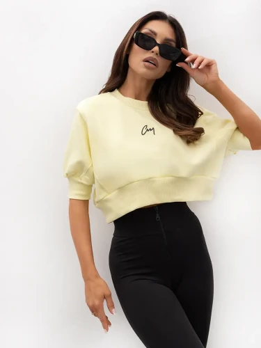 komplet cytrynowa krótka bluza crop top z czarnymi modelującymi legginsami z wysokim stanem i zamkiem z przodu