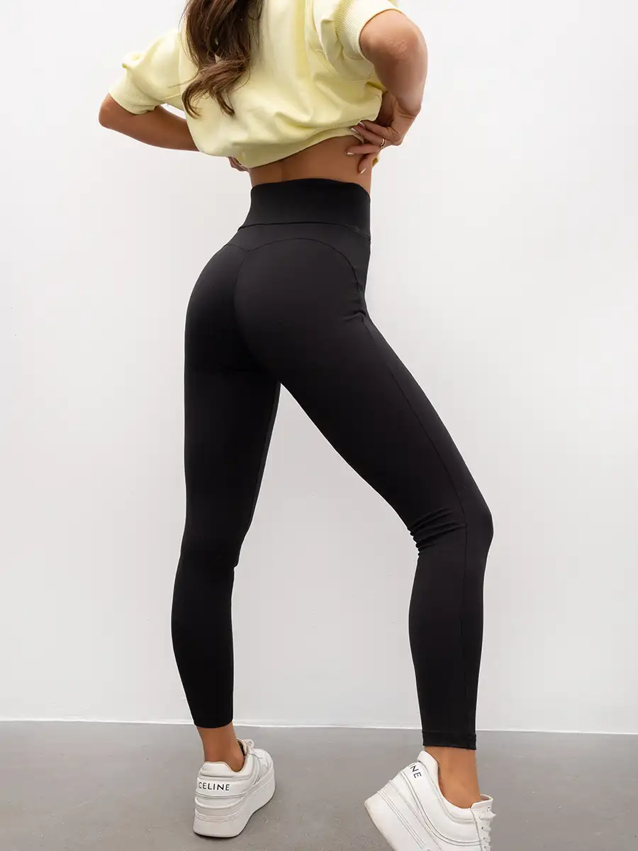 komplet cytrynowa krótka bluza crop top z czarnymi modelującymi legginsami z wysokim stanem i zamkiem z przodu