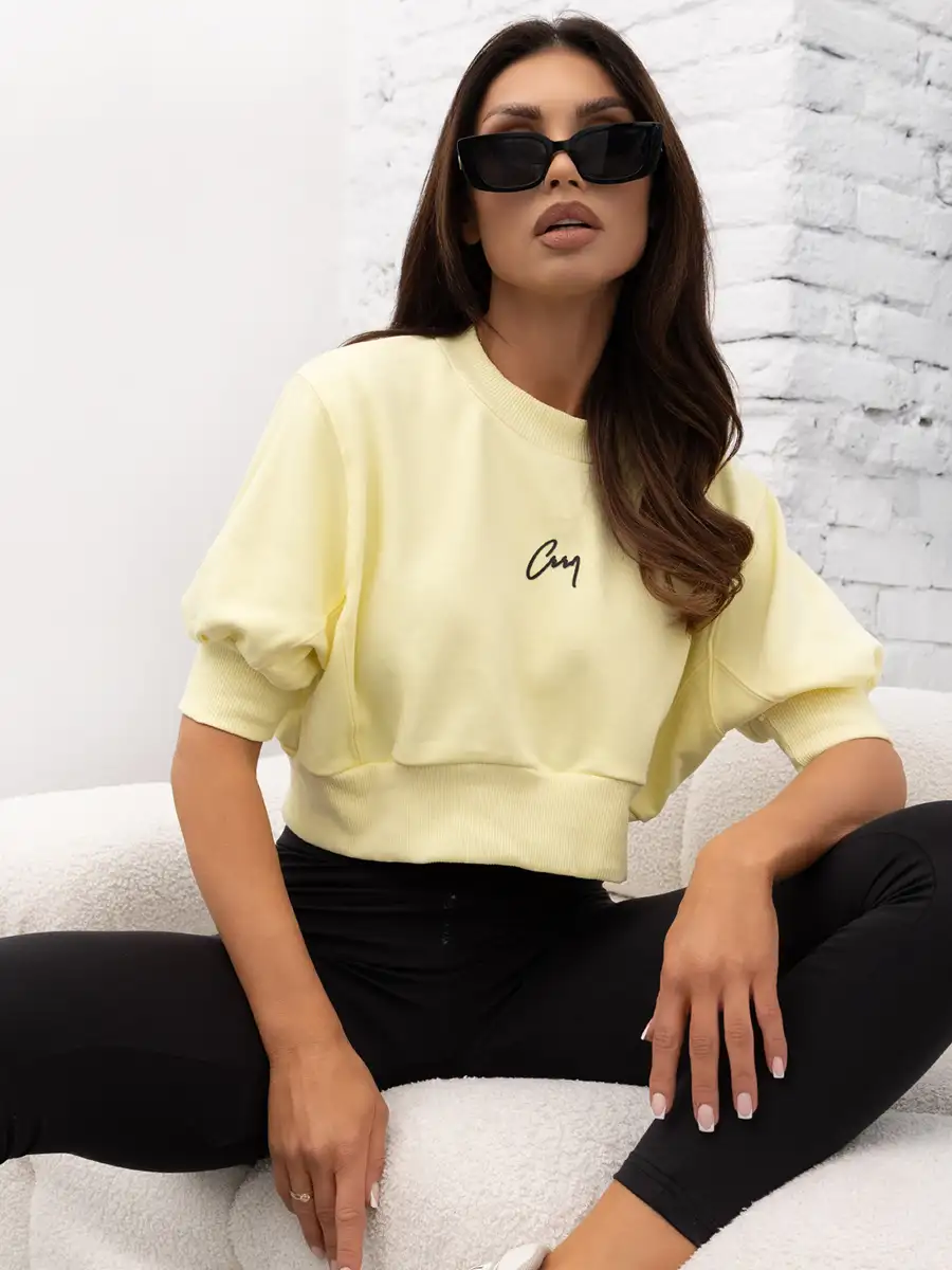 komplet cytrynowa krótka bluza crop top z czarnymi modelującymi legginsami z wysokim stanem i zamkiem z przodu