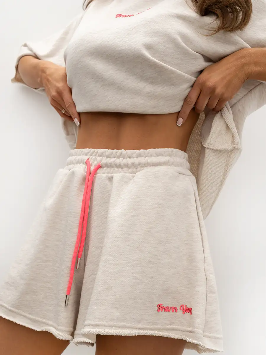 letni komplet damski t-shirt oversize i luźne krótkie spodenki w kolorze beż melanż