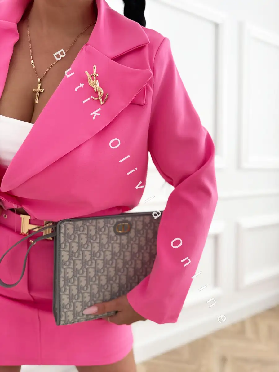 elegancki krótki żakiet różowy typu bomber ze złotą broszką