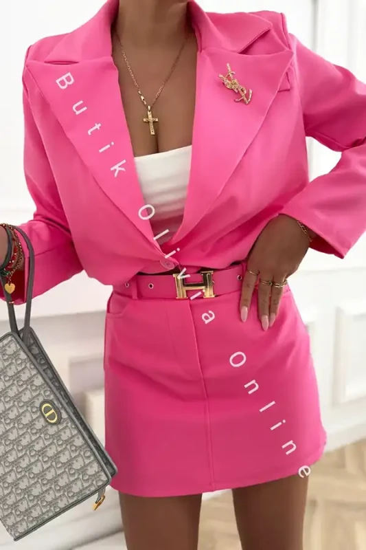 elegancki krótki żakiet różowy typu bomber ze złotą broszką