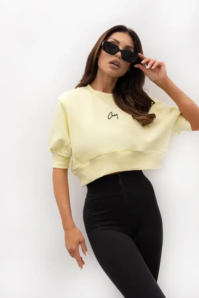 komplet cytrynowa krótka bluza crop top z czarnymi modelującymi legginsami z wysokim stanem i zamkiem z przodu