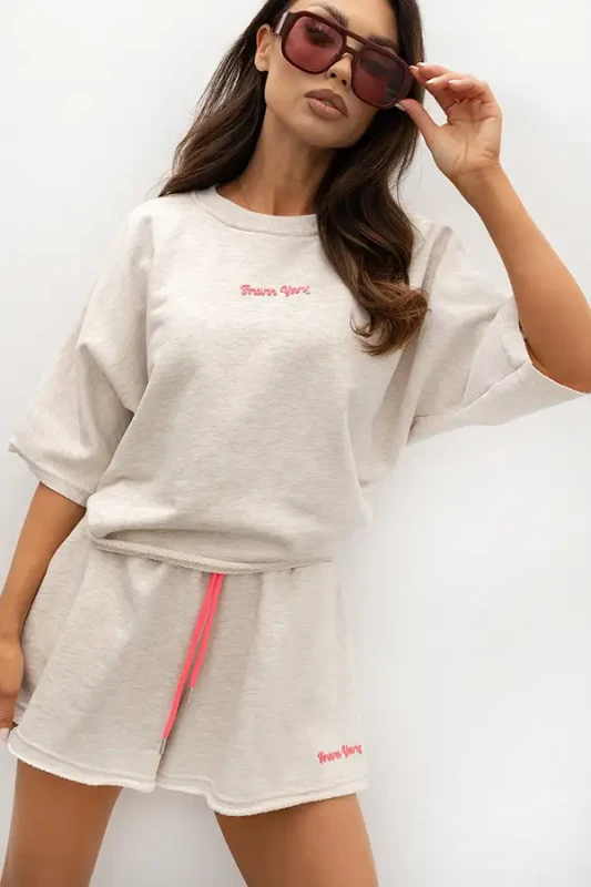 letni komplet damski t-shirt oversize i luźne krótkie spodenki w kolorze beż melanż