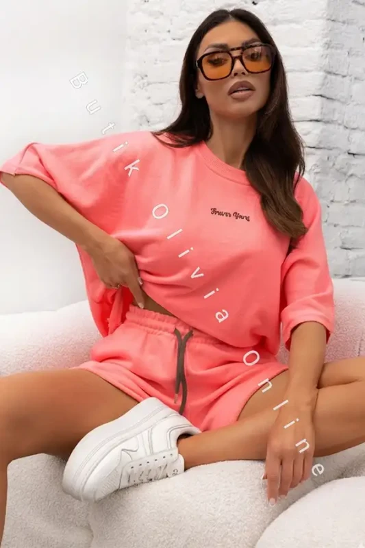 neonowo różowy letni komplet damski t-shirt oversize i luźne krótkie spodenki