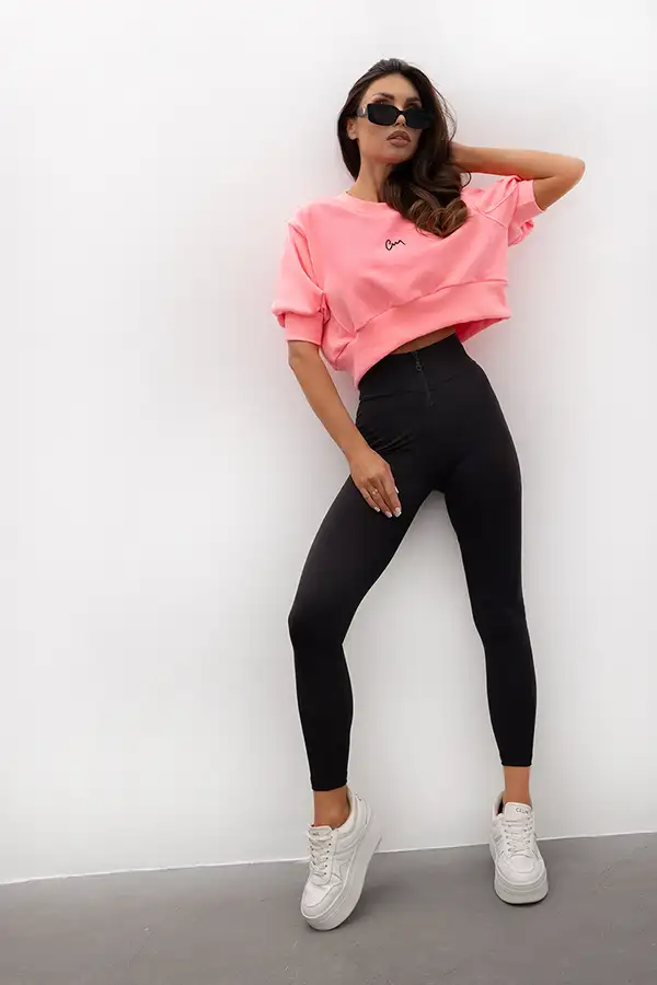komplet krótka neonowo różowa bluza crop top z czarnymi modelującymi legginsami z wysokim stanem i zamkiem z przodu