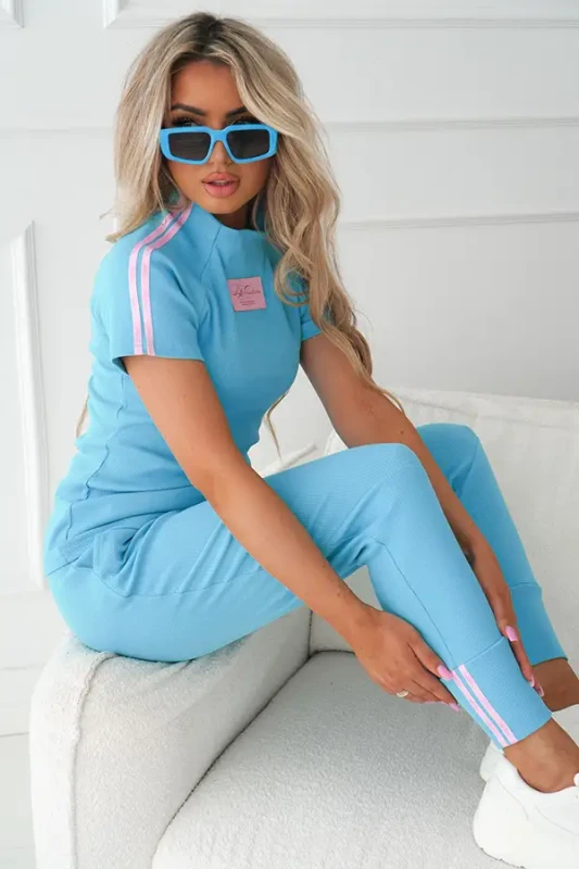 niebieski prążkowany komplet damski t-shirt i spodnie dresowe z lampasami