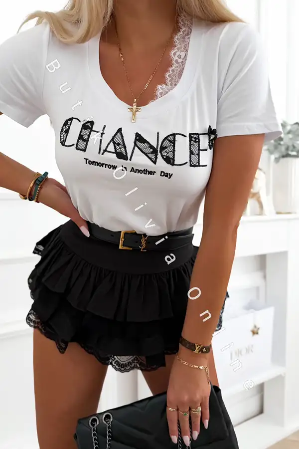 komplet biały t-shirt i czarne spódnico-spodenki mini z koronką