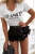 komplet biały t-shirt i czarne spódnico-spodenki mini z koronką