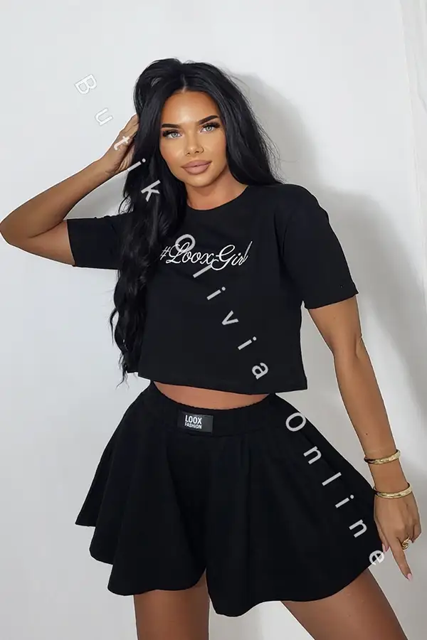 czarny komplet krótki t-shirt z haftem i luźne szorty o fasonie spódniczki