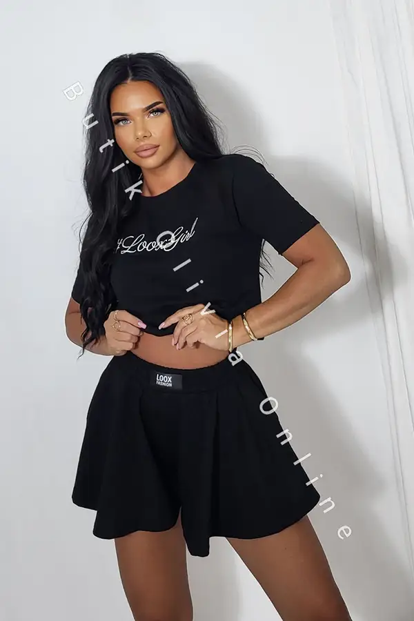 czarny komplet krótki t-shirt z haftem i luźne szorty o fasonie spódniczki