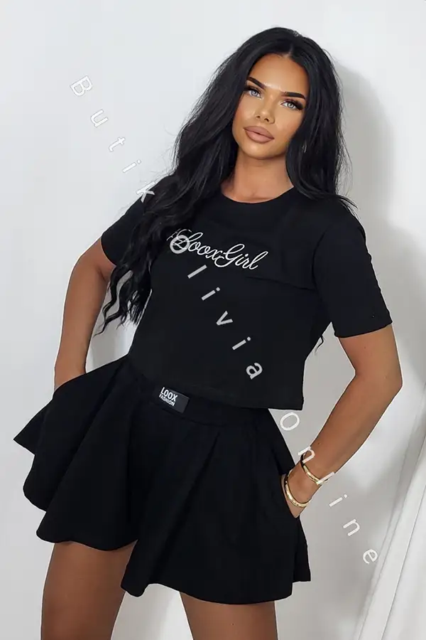 czarny komplet krótki t-shirt z haftem i luźne szorty o fasonie spódniczki