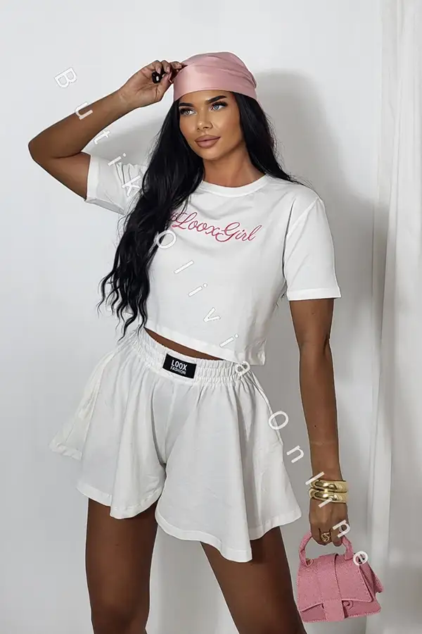 komplet t-shirt z haftem i luźne szorty w formie spódniczki śmietankowy