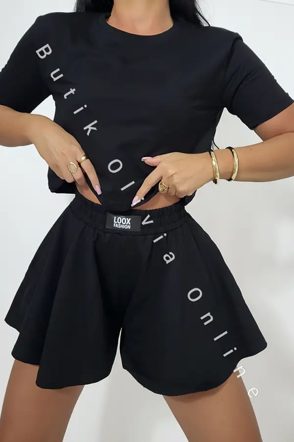 czarny komplet t-shirt i rozkloszowane szorty