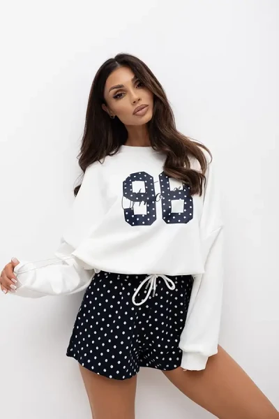 komplet biała bluza oversize i czarne szorty w kropki