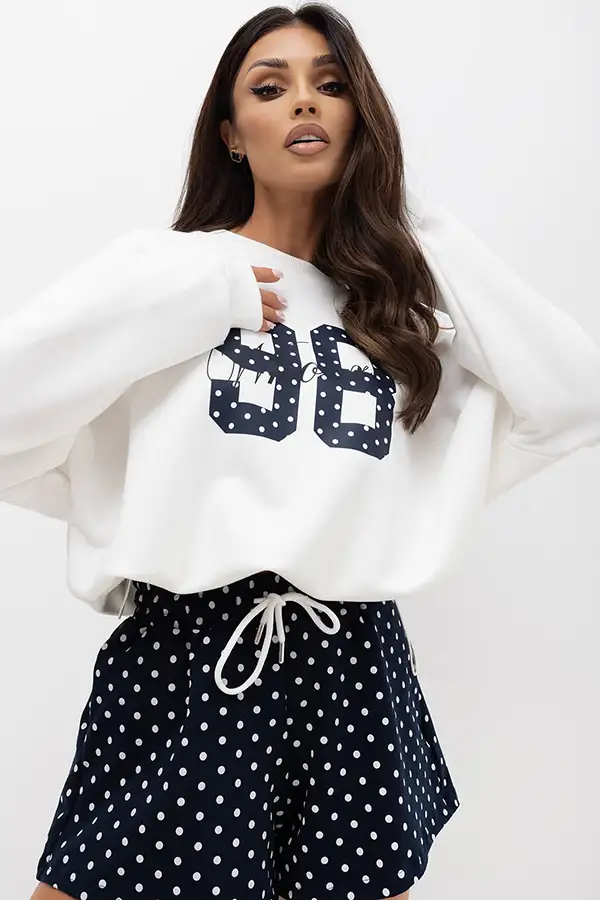 komplet biała bluza oversize i czarne szorty w kropki