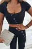 Damski komplet z lycry w kolorze czarnym: dopasowany crop top z krótkim rękawem i kwadratowym dekoltem oraz legginsy z wysokim stanem