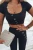 Damski komplet z lycry w kolorze czarnym: dopasowany crop top z krótkim rękawem i kwadratowym dekoltem oraz legginsy z wysokim stanem