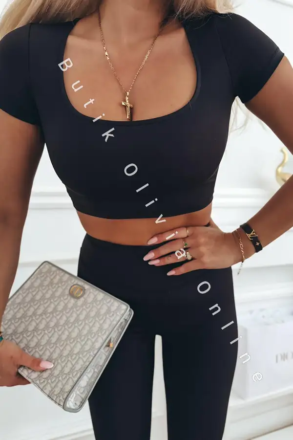 Damski komplet z lycry w kolorze czarnym: dopasowany crop top z krótkim rękawem i kwadratowym dekoltem oraz legginsy z wysokim stanem