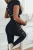Damski komplet z lycry w kolorze czarnym: dopasowany crop top z krótkim rękawem i kwadratowym dekoltem oraz legginsy z wysokim stanem
