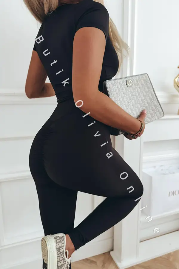 Damski komplet z lycry w kolorze czarnym: dopasowany crop top z krótkim rękawem i kwadratowym dekoltem oraz legginsy z wysokim stanem