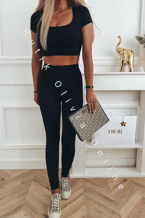 Damski komplet z lycry w kolorze czarnym: dopasowany crop top z krótkim rękawem i kwadratowym dekoltem oraz legginsy z wysokim stanem