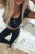 Damski komplet z lycry w kolorze czarnym: dopasowany crop top z krótkim rękawem i kwadratowym dekoltem oraz legginsy z wysokim stanem