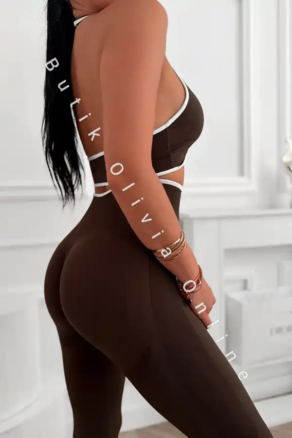 czekoladowy sportowy komplet top z głębokim dekoltem i legginsy modelujące push-up