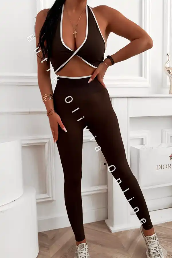 czekoladowy sportowy komplet top z głębokim dekoltem i legginsy modelujące push-up