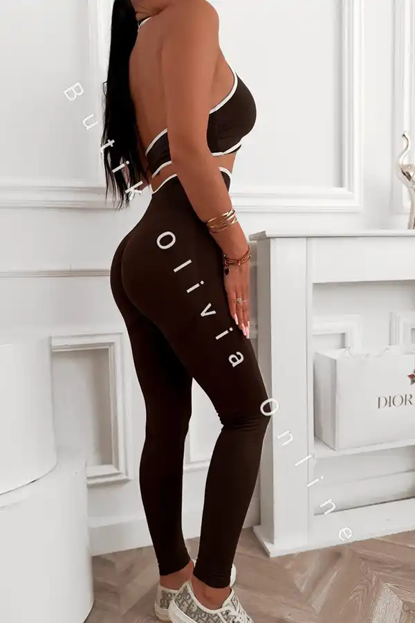 czekoladowy sportowy komplet top z głębokim dekoltem i legginsy modelujące push-up