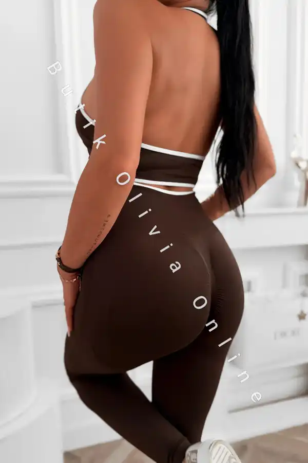 czekoladowy sportowy komplet top z głębokim dekoltem i legginsy modelujące push-up