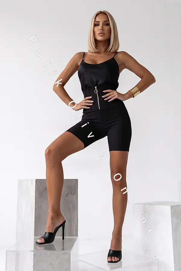 Dopasowane czarne legginsy kolarki biker shorts z wysokim pasem i przeszyciami modelującymi sylwetkę