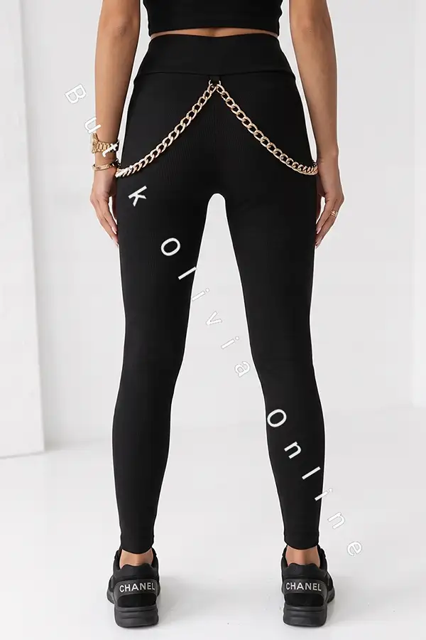 czarne legginsy modelujące prążkowane ze złotymi łańcuchami wysoki stan