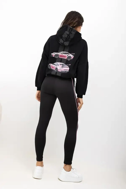 czarny komplet bluza oversize z nadrukiem na plecach i legginsami z różowymi lampasami
