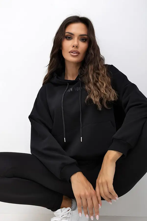 czarny komplet bluza oversize z nadrukiem na plecach i legginsami z różowymi lampasami