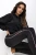 czarny komplet bluza oversize z nadrukiem na plecach i legginsami z różowymi lampasami