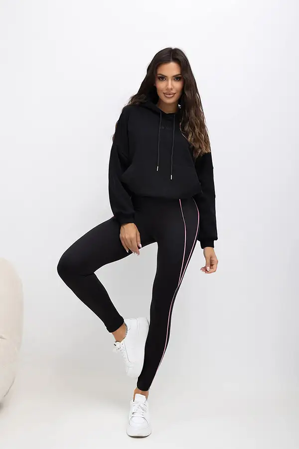 czarny komplet bluza oversize z nadrukiem na plecach i legginsami z różowymi lampasami