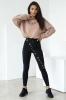 damski komplet beżowa bluza oversize i czarne legginsy z wysokim stanem oraz zamkiem z przodu