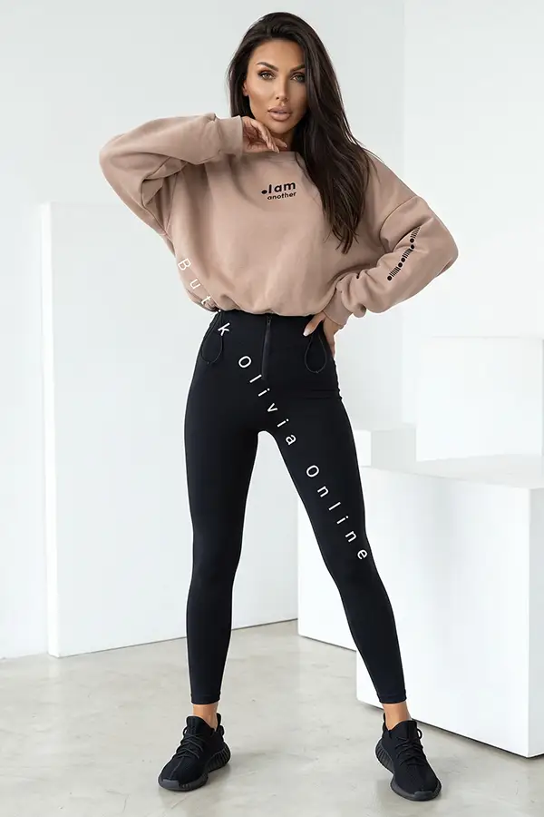 damski komplet beżowa bluza oversize i czarne legginsy z wysokim stanem oraz zamkiem z przodu
